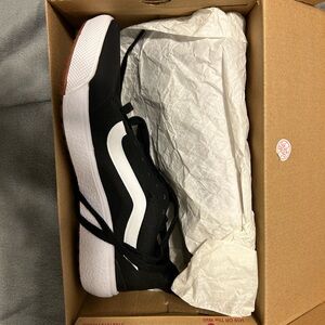 Vans unisex Black and White Ultrarush Sneakers